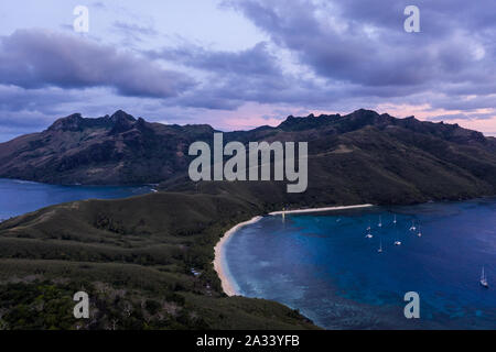 Dramatischer Sonnenuntergang über dem Waya Island, die Heimat der Octopus Resort, in der Yasawa Gruppe in Fidschi, im Südpazifik Stockfoto