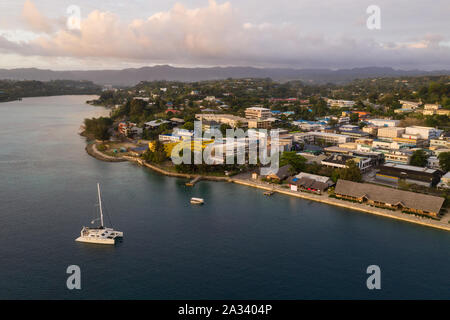 Port Villa Waterfront und Geschäftsviertel mit Katamaran in Vanuatu Hauptstadt im Südpazifik Stockfoto