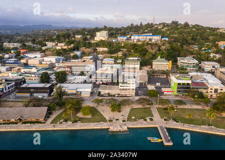 Luftaufnahme von Port Vila Stadtzentrum mit der Uferpromenade und die ufermauer öffentlichen Park in Vanuatu Hauptstadt im Pazifik. Stockfoto