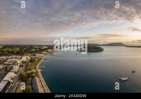 Antenne Panorama der Stadt und der Port Vila in Vanuatu Iririki Island Hauptstadt bei Sonnenuntergang. Stockfoto