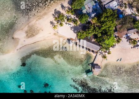 Top down Sicht auf das idyllische Erakor Island in der Bucht von Port Vila, Vanuatu Hauptstadt im Pazifischen Ozean Stockfoto