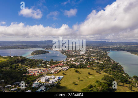 Luftaufnahme der Port Vila Stadt und Bucht mit dem Iririki resort insel Vanuatu Hauptstadt im Pazifik. Stockfoto