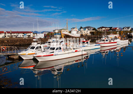 Boote im Hafen von Höfn, Island Stockfoto
