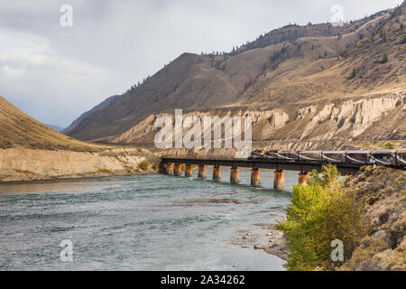 Der Rocky Mountaineer Bummelzug der Thompson River in British Columbia Kanada in der Nähe von Ashford Stockfoto