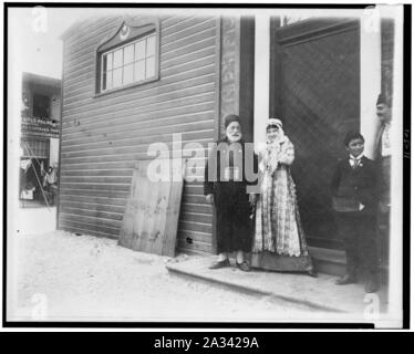 Far-Away-Mose mit Frau im Mittleren Osten Kleid bei World's Columbian Exposition, Chicago, Illinois Stockfoto