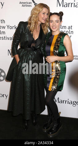 Oktober 4, 2019, New York City, New York, USA: Schauspieler Laura Dern und ihre Tochter JAYA HARPER die 2019 New York Film Festival Premiere von "Ehe" in der Alice Tully Hall im Lincoln Center. (Bild: © Nancy Kaszerman/ZUMA Draht) Stockfoto