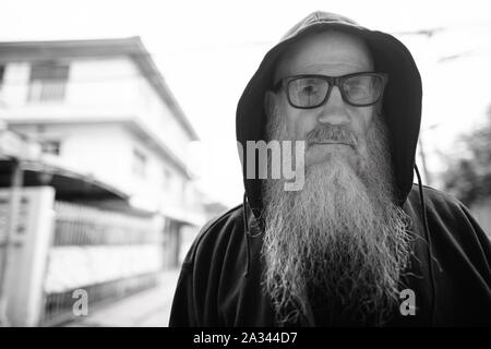 Reifen glatzköpfige Mann mit langen grauen Bart tragen Sonnenbrillen im Freien Stockfoto