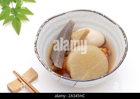 Japanisches Essen, Oden in eine keramische Schüssel Stockfoto