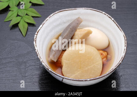 Japanisches Essen, Oden in eine keramische Schüssel Stockfoto