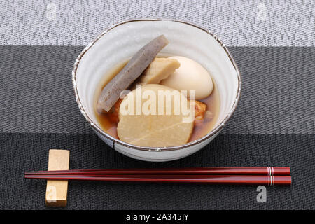 Japanisches Essen, Oden in eine keramische Schüssel Stockfoto