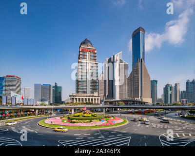 1. Dezember 2018: Shanghai, China - mingzhu Kreisverkehr im Stadtteil Pudong von Shanghai mit umliegenden Hochhäuser. Stockfoto