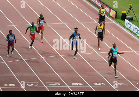 Doha, Katar. 4. Okt, 2019. Steven Gardiner (1. R) der Bahamas überquert die Ziellinie während der Männer 400 m-Finale bei den IAAF Leichtathletik WM 2019 in Doha, Katar, am Okt. 4, 2019. Credit: Wang Jingqiang/Xinhua/Alamy leben Nachrichten Stockfoto