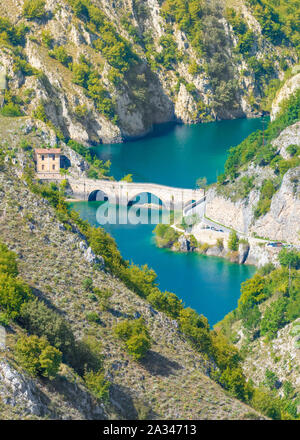 Villalago (Abruzzen, Italien) - ein mittelalterliches Dorf in der Provinz L'Aquila, in den Schluchten der Schütze befindet, See San Domenico Stockfoto