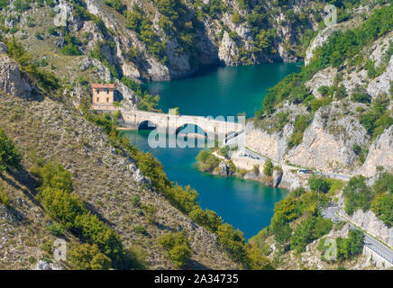 Villalago (Abruzzen, Italien) - ein mittelalterliches Dorf in der Provinz L'Aquila, in den Schluchten der Schütze befindet, See San Domenico Stockfoto