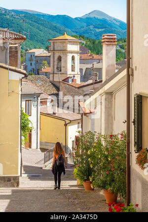 Villalago (Abruzzen, Italien) - ein mittelalterliches Dorf in der Provinz L'Aquila, in den Schluchten der Schütze befindet, See San Domenico Stockfoto