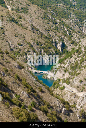 Villalago (Abruzzen, Italien) - ein mittelalterliches Dorf in der Provinz L'Aquila, in den Schluchten der Schütze befindet, See San Domenico Stockfoto