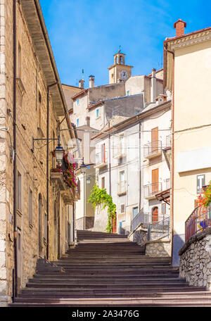 Villalago (Abruzzen, Italien) - ein mittelalterliches Dorf in der Provinz L'Aquila, in den Schluchten der Schütze befindet, See San Domenico Stockfoto