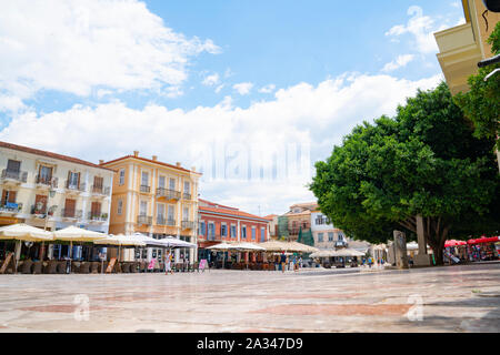 Nafplio Griechenland - 18 Juli 2019; griechische touristische Dorf von Nafplio Straßenszene in Town Square leer tagsüber Wärme von Cafés und Restaurants umgeben. Stockfoto