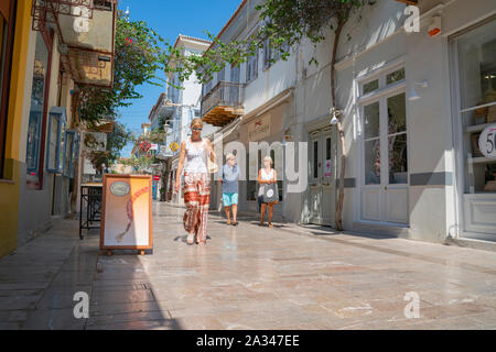 NAFPLIO GRIECHENLAND - 18 Juli 2019; griechische Dorf von Nafplio street Szene mit Einheimischen und Touristen auf dem Weg zu wandern. Stockfoto