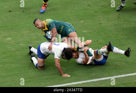 Australiens Kurtley Beale (Mitte) wird von Uruguay's Juan Diego Ormaechea (links) und Agustin Ormaechea während der 2019 Rugby World Cup Pool D Spiel im Stadion, Oita Oita Präfektur in Angriff genommen. Stockfoto