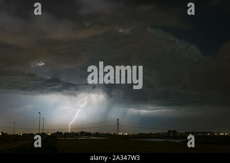 Blitz schlägt auf die Erde aus einem großen Sturm Cloud (Cumulonimbus) Stockfoto