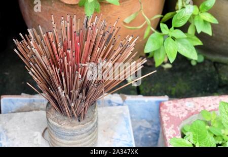 Verbrannt Räucherstäbchen in Räuchergefäß. Die Menschen benutzen, um anzubeten, Respekt und machen Verdienst mit dem Buddha. Stockfoto