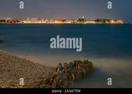 An der adriatischen Küste mit der Altstadt von Zadar, Kroatien am Abend Stockfoto