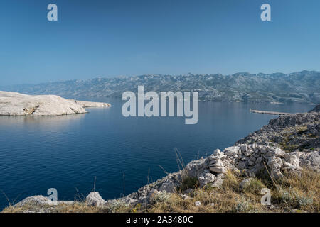 Anzeigen eines Laguna in der Nähe von der Insel Pag in Kroatien mit der dalmatischen Gebirge im Hintergrund Stockfoto