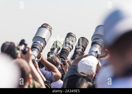 29. AUGUST 2019 Moskau, Russland: Fotografen Fotografieren der Flugzeuge - viele professionelle Objektive sind nach oben gerichtet. Mitte der Schuß Stockfoto