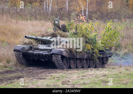 Novosibirsk/Russland - 09-19-2019: russische Kampfpanzer T-72 B3, 1 Jahr Strategic-Level militärische Übung Mitte-2019, Yurginskij Boden beweisen Stockfoto