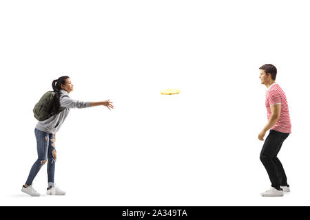 Volle Länge geschossen von einer Studentin Werfen einer Kunststoffscheibe zu einem jungen Mann auf weißem Hintergrund Stockfoto