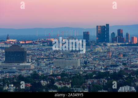 Wien, Wien: Blick auf Allgemeines Krankenhaus (AKH, allgemeines Krankenhaus) links und Hochhäusern am Berg Wienerberg im 19. Döbling, Wien, Österreich Stockfoto