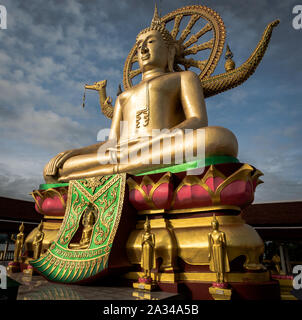 Big Buddha im Wat Phra Yai Tempel mit blauer Himmel am Morgen auf Koh Samui, Suratthani, Thailand Stockfoto