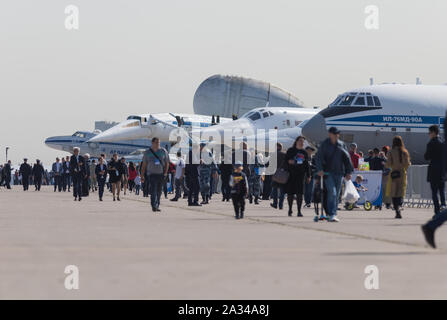 29. AUGUST 2019 Moskau, Russland: eine im Freien bussines Flugzeug Exposition - Menschen zu Fuß und mit Blick auf die Ebenen. Mitte der Schuß Stockfoto