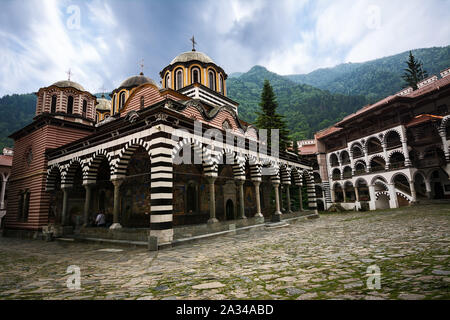 Rila, Bulgarien - 23. Juni 2019: Rila Kloster, einer der wichtigsten touristischen Destinationen und UNESCO-Welterbe in Bulgarien Stockfoto