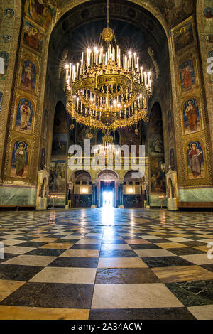 Eingang und Innenraum der Kathedrale von St. Alexander Nevsky vollständig mit Fresken von Ikonen der orthodoxen Heiligen in Sofia, Bulgarien Stockfoto