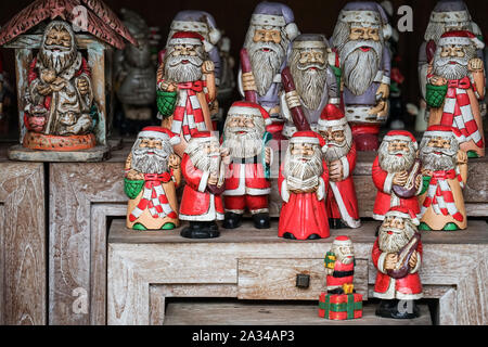 Eine Sammlung von Christbaumschmuck in Form von niedlichen und einzigartige Weihnachtsmann Puppen für festliche Weihnachten Urlaub Dekorationen Stockfoto