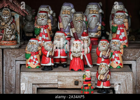 Eine Sammlung von Christbaumschmuck in Form von niedlichen und einzigartige Weihnachtsmann Puppen für festliche Weihnachten Urlaub Dekorationen Stockfoto