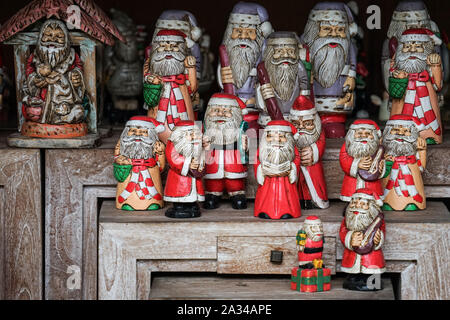 Eine Sammlung von Christbaumschmuck in Form von niedlichen und einzigartige Weihnachtsmann Puppen für festliche Weihnachten Urlaub Dekorationen Stockfoto