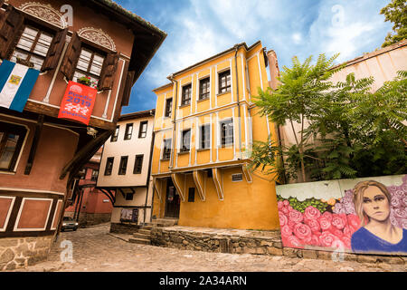 PLOVDIV, Bulgarien - 22. Juni 2019: Alte farbige Holzhäuser in Plovdiv (Bulgarien) Stockfoto