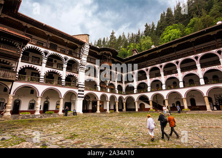 Rila, Bulgarien - 23. Juni 2019: Touristen im Innenhof des Rila-kloster, Bulgarien Stockfoto