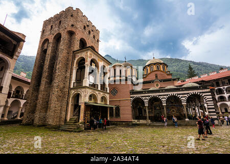 Rila, Bulgarien - 23. Juni 2019: Kloster Rila und mittelalterlichen Turm, einer der wichtigsten touristischen Destinationen und UNESCO-Welterbe in Bulgarien Stockfoto