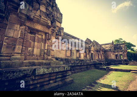 Prasat Hin Phanom Rung oder Phanom Rung Stone Castle ist ein Khmer Tempel Komplex auf dem Rand eines erloschenen Vulkans auf 402 Meter (1.319 ft) Höhe, Stockfoto