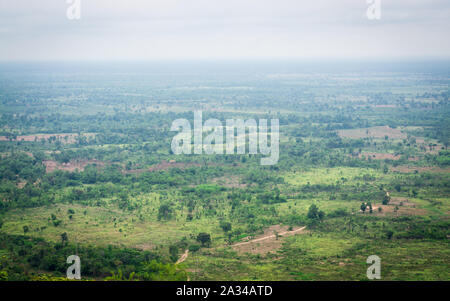 Die Landschaft Kambodschas Grenze Blick von Chong Plodtang, Kap Choeng Bezirk, Provinz Surin, Thailand Stockfoto