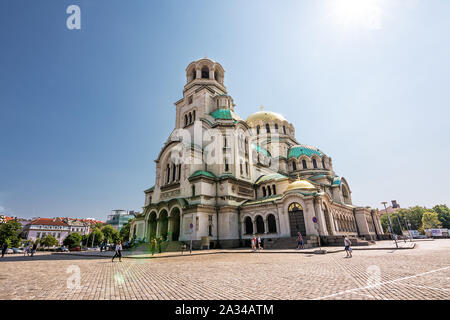 Sofia, Bulgarien - 25. Juni 2019: St. Alexander Nevski Kathedrale mit Touristen und Anbeter auf dem Platz an einem sonnigen Tag Stockfoto