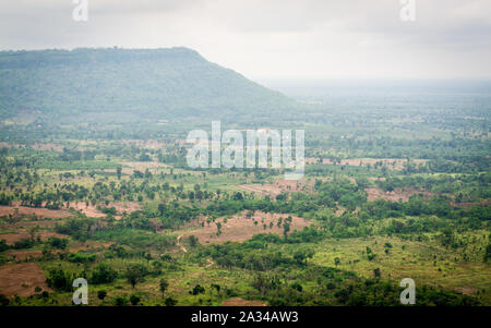 Die Landschaft Kambodschas Grenze Blick von Chong Plodtang, Kap Choeng Bezirk, Provinz Surin, Thailand Stockfoto