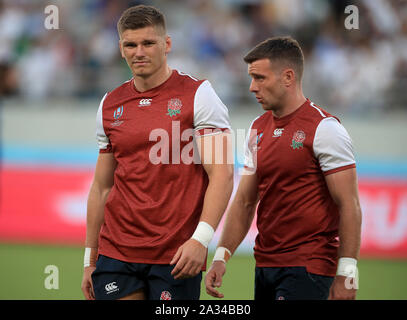 Englands Owen Farrell (links) und George Ford vor 2019 Rugby World Cup Pool C Match in Tokyo im Stadion. Stockfoto