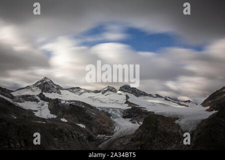 Mondlicht auf Großer Geiger Peak und Obersulzbach Kees Gletscher der Venediger Berg Gruppe. Nationalpark Hohe Tauern. Österreichischen Alpen. Stockfoto