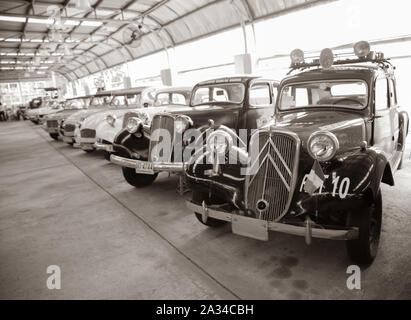 Nakhon Pathom, Thailand - August 3, 2019: Vintage Citroen Traction Avant Ausstellung bei Oldtimer collector Garage in Nakhon Pathom Provinz Stockfoto