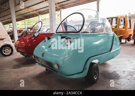 Nakhon Pathom, Thailand - August 3, 2019: Vintage microcar Peel Trident Ausstellung bei Oldtimer collector Garage in Nakhon Pathom Provinz Stockfoto